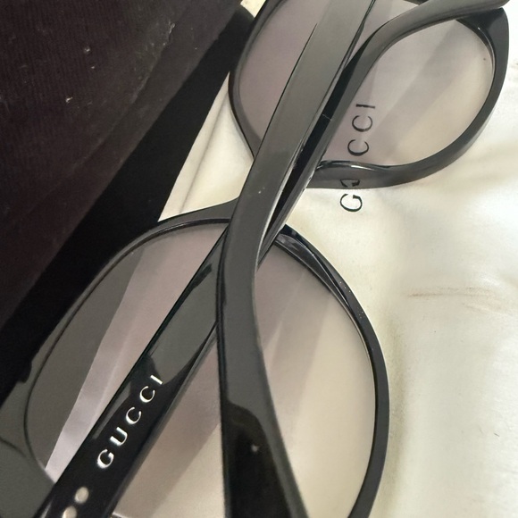 Beautiful Gucci Black Sunglasses! Authentic and classic! Excellent condition!! - Picture 10 of 10